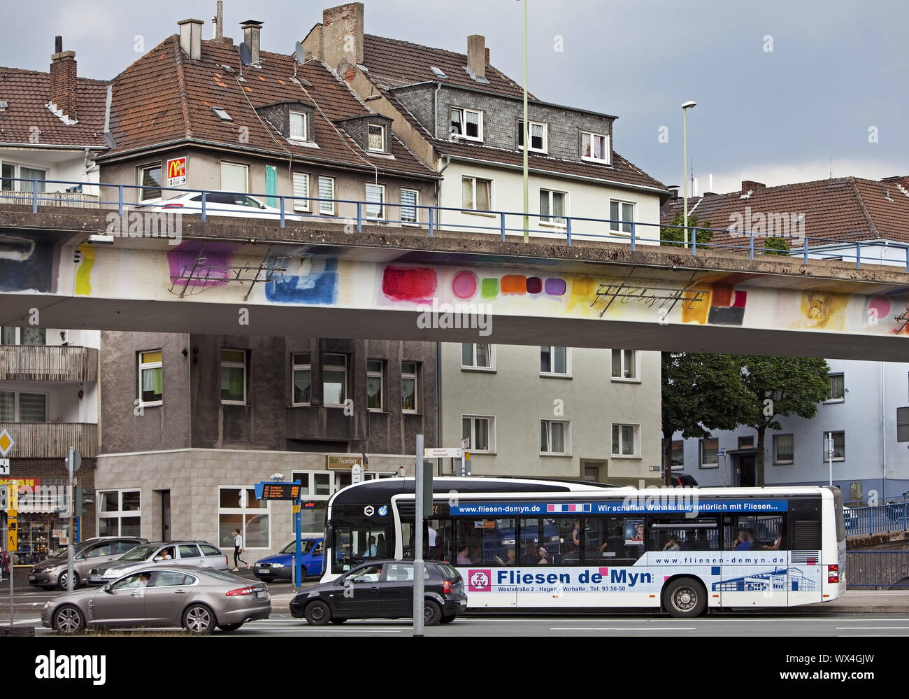 Il ponte Altenhagener, livello 2, conduce direttamente passato edifici residenziali, Hagen, Germania, Europa Foto Stock