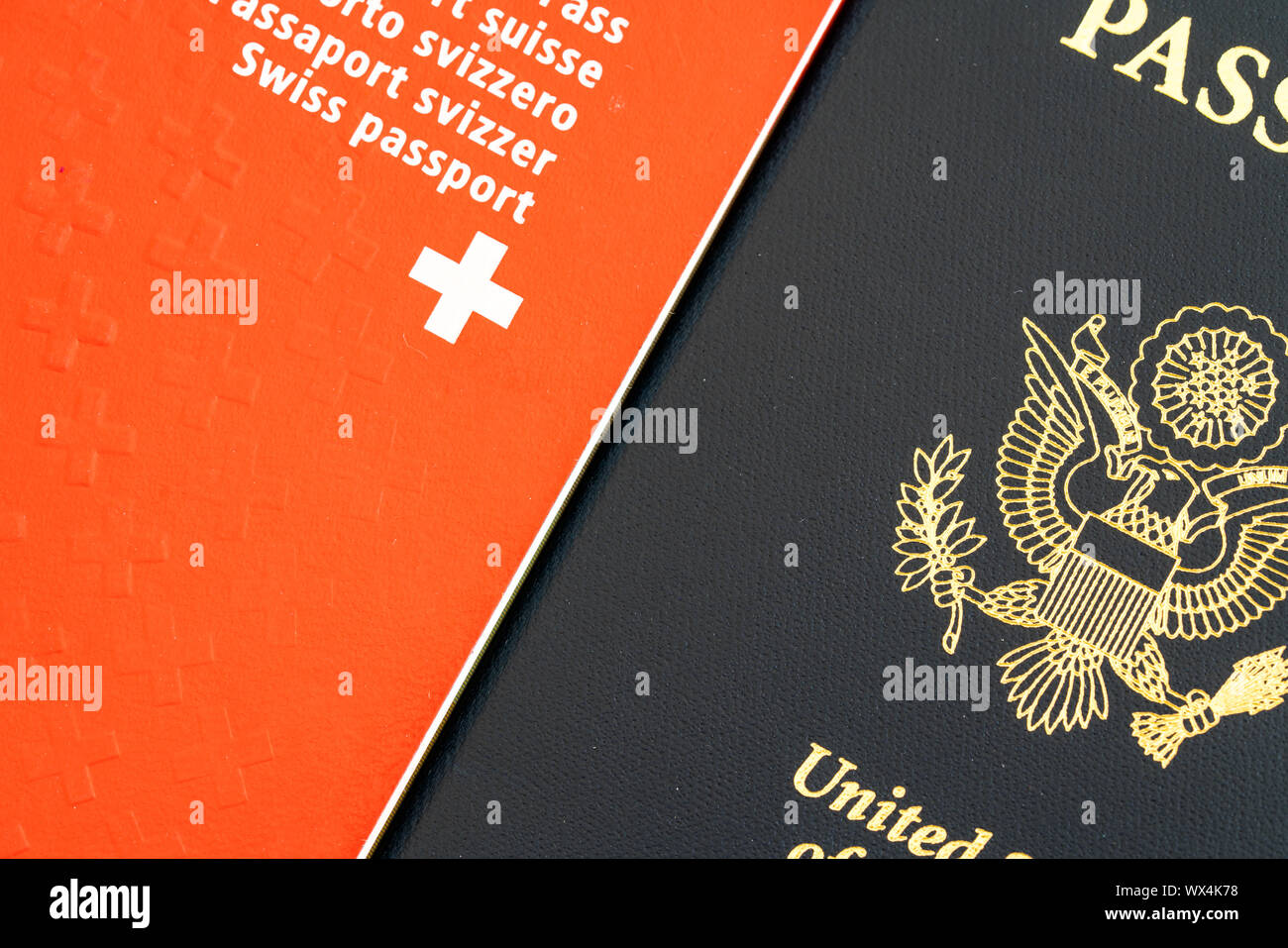 Passaporto Svizzero e Stati Uniti passaporto sfondo macro Foto Stock