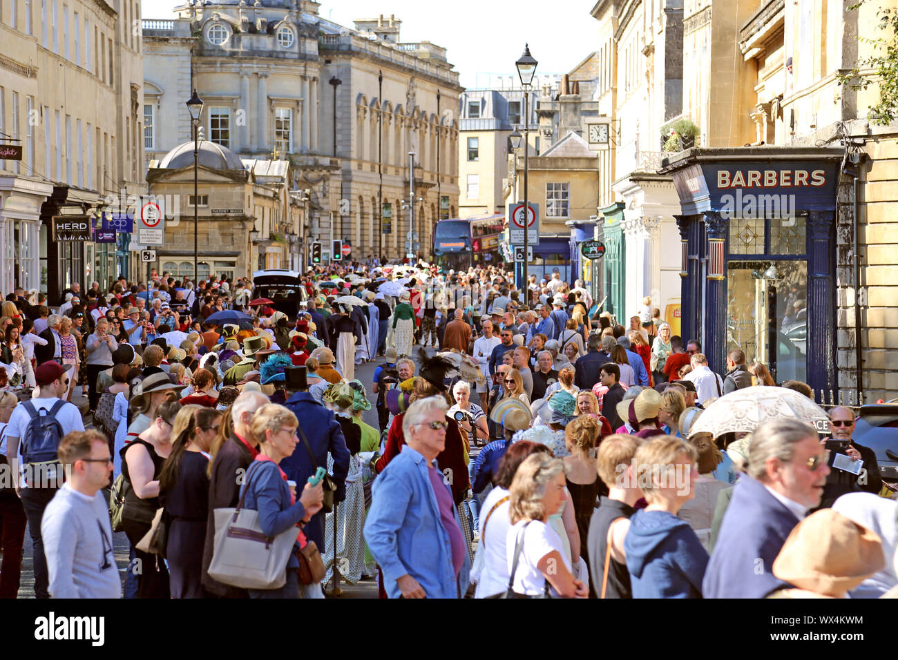 Grand Regency costume Promenade, Jane Austen Festival, Great Pulteney Street, Bath, Somerset, Inghilterra, Gran Bretagna, Regno Unito Regno Unito, Europa Foto Stock