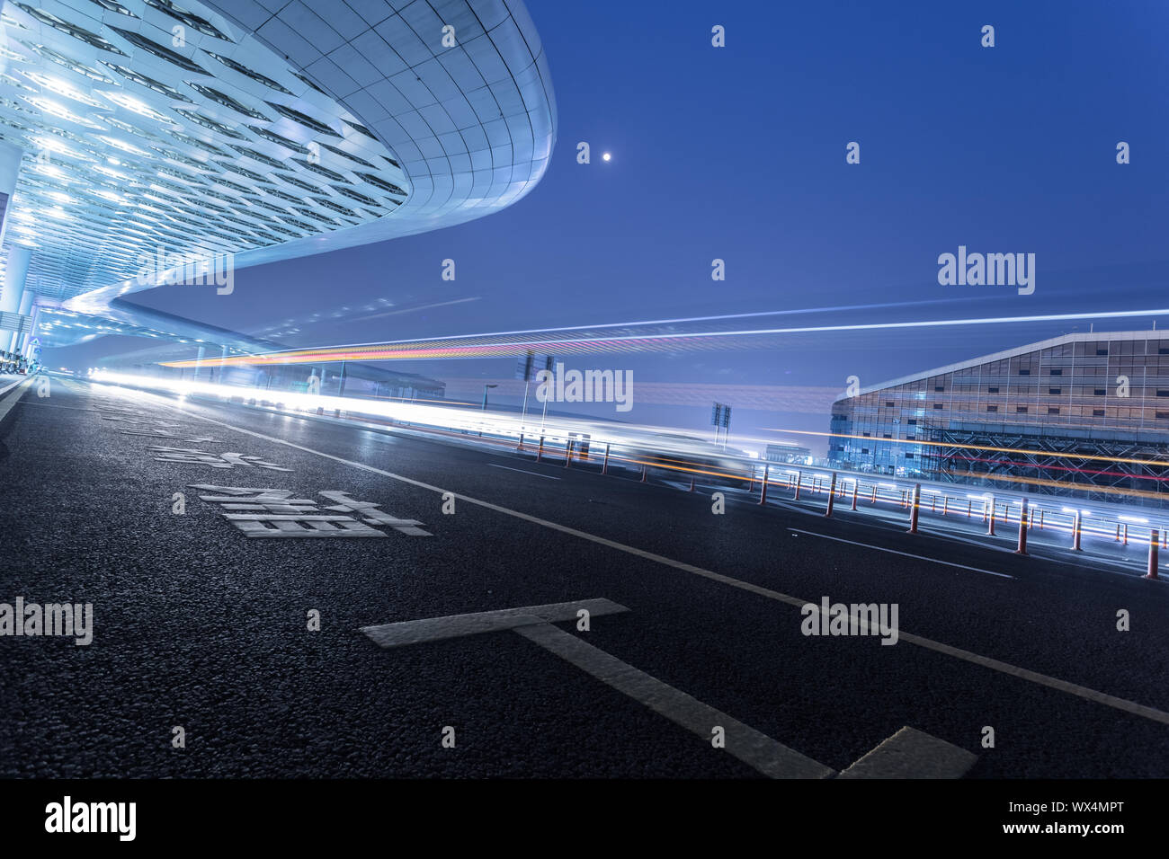 Il movimento del traffico aeroportuale di notte Foto Stock