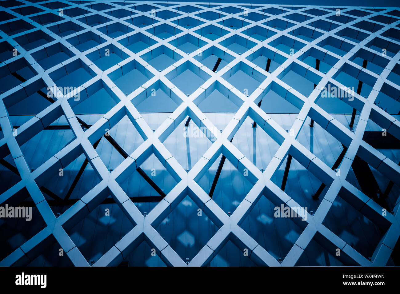 Nei toni del blu edificio per uffici Foto Stock