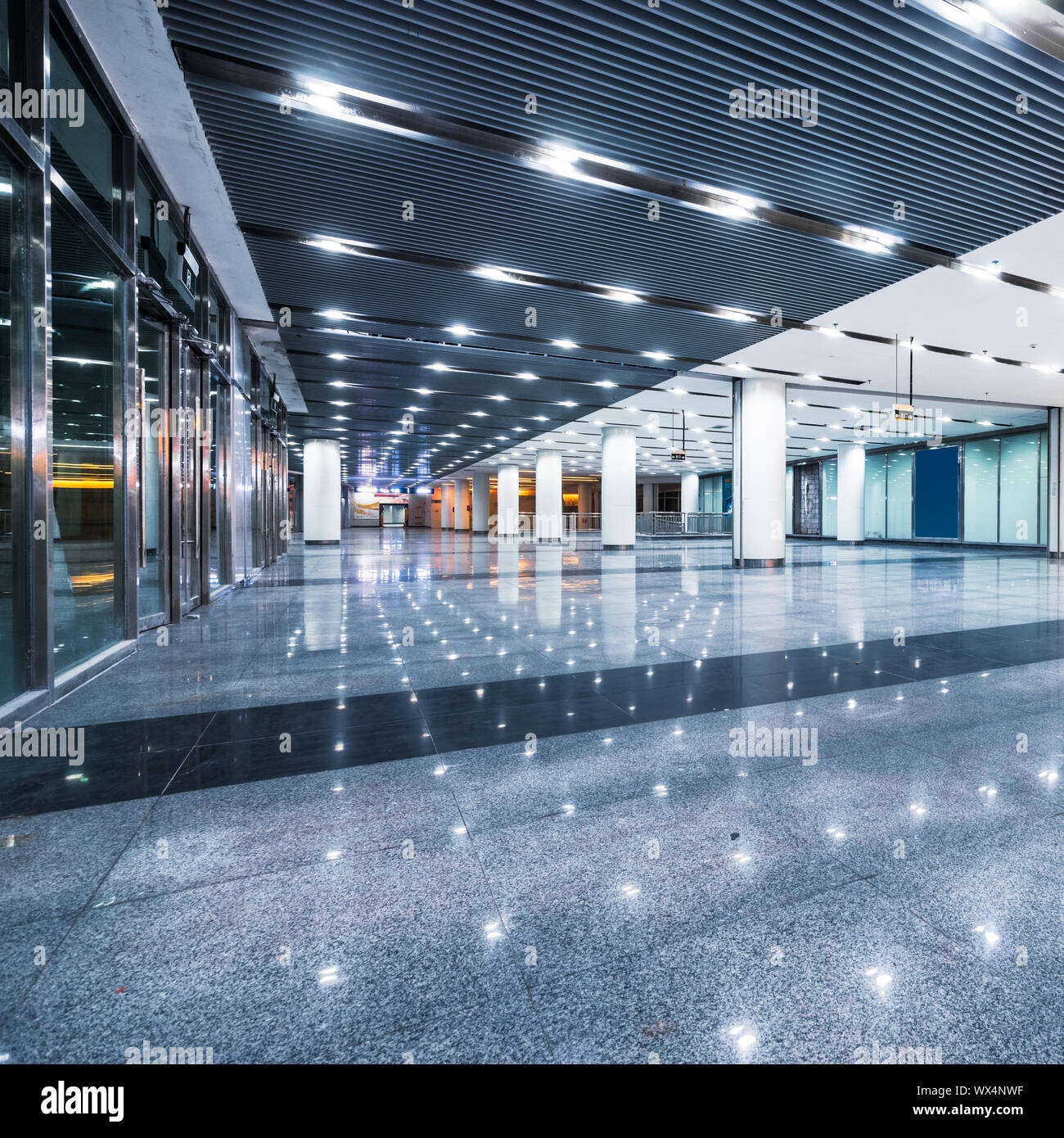 Nei toni del blu edificio per uffici Foto Stock