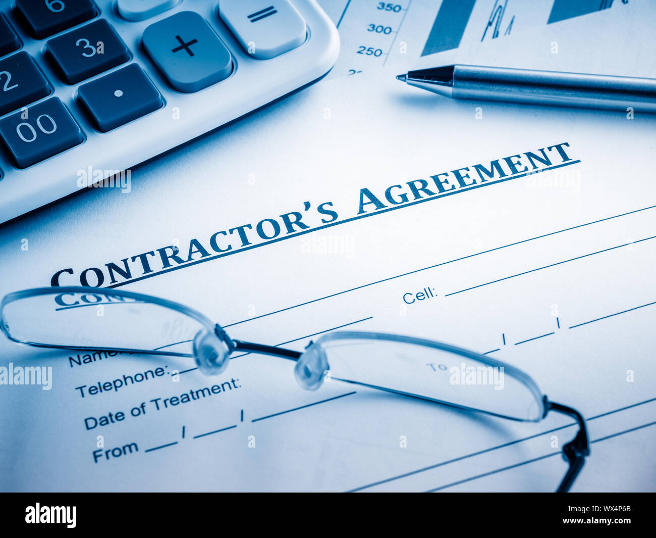 Il contraente è d'accordo sulla scrivania. Foto Stock