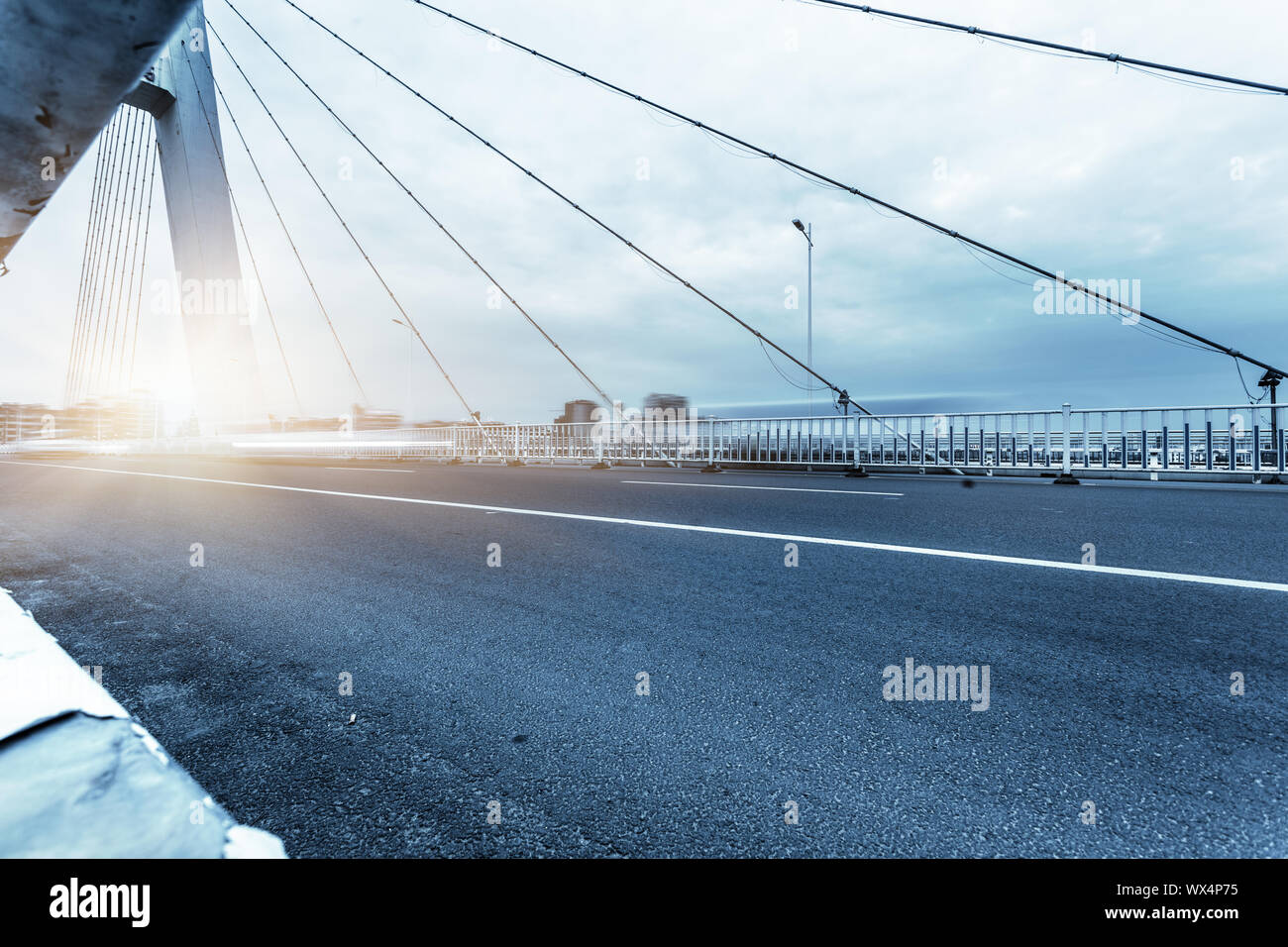 Il traffico a ponte di giorno Foto Stock