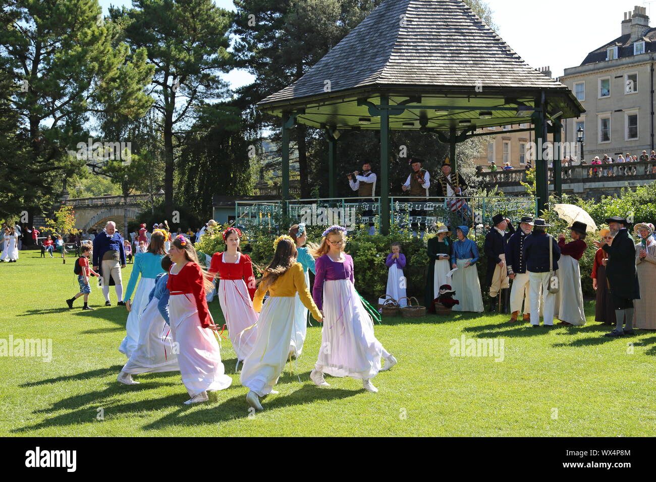 "Manovre in tempo' folk dance group intrattenere, Jane Austen Festival, Parade Gardens, bagno, Somerset, Inghilterra, Gran Bretagna, Regno Unito Regno Unito, Europa Foto Stock