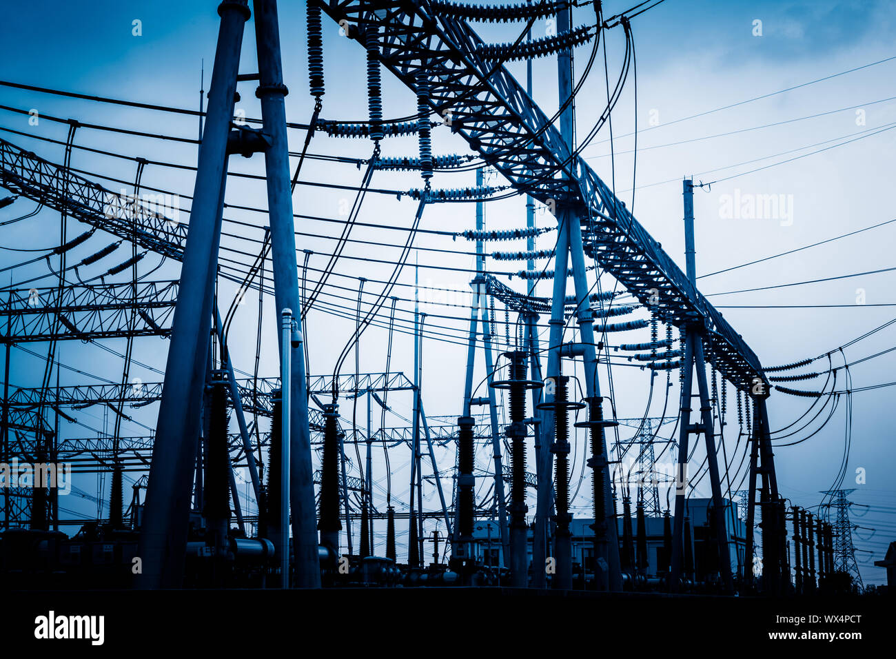 Tensione alta torri Foto Stock