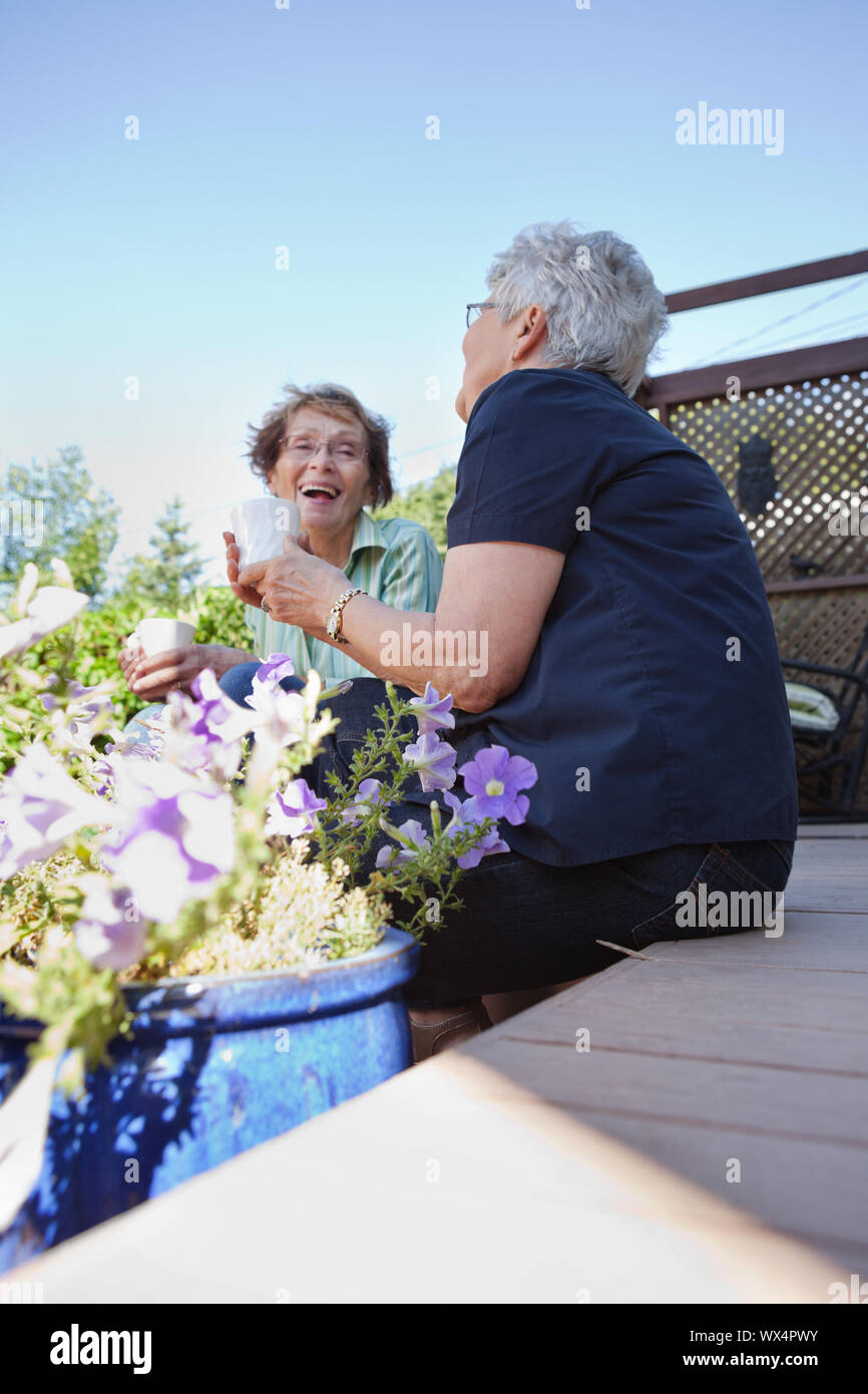 Senior donne ridere insieme Foto Stock