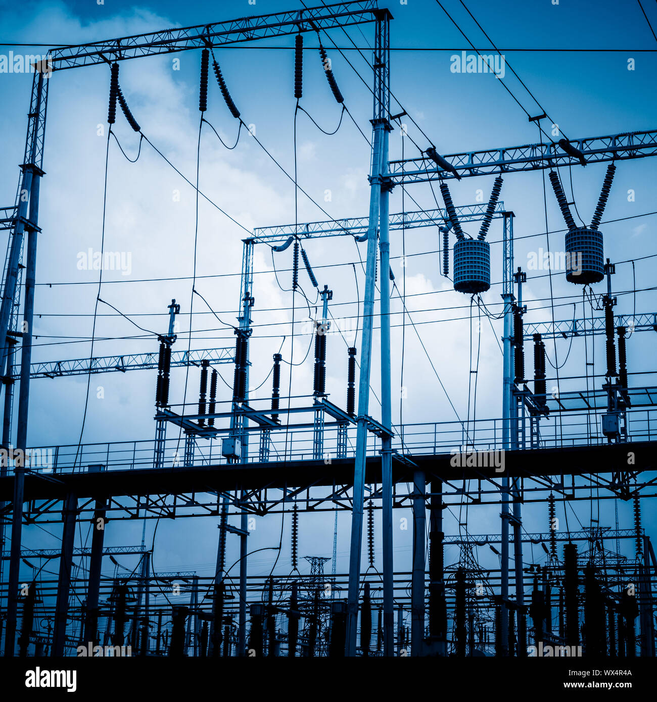 Tensione alta torri Foto Stock