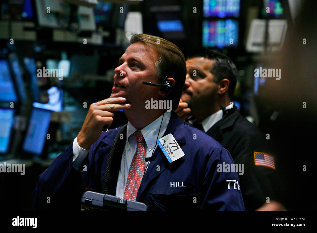 Guai a Wall Street.Piano specialisti presso il NYSE New York Stock Exchange facendo reagire l'annuncio che il tasso di interesse rimane invariato. Foto Stock