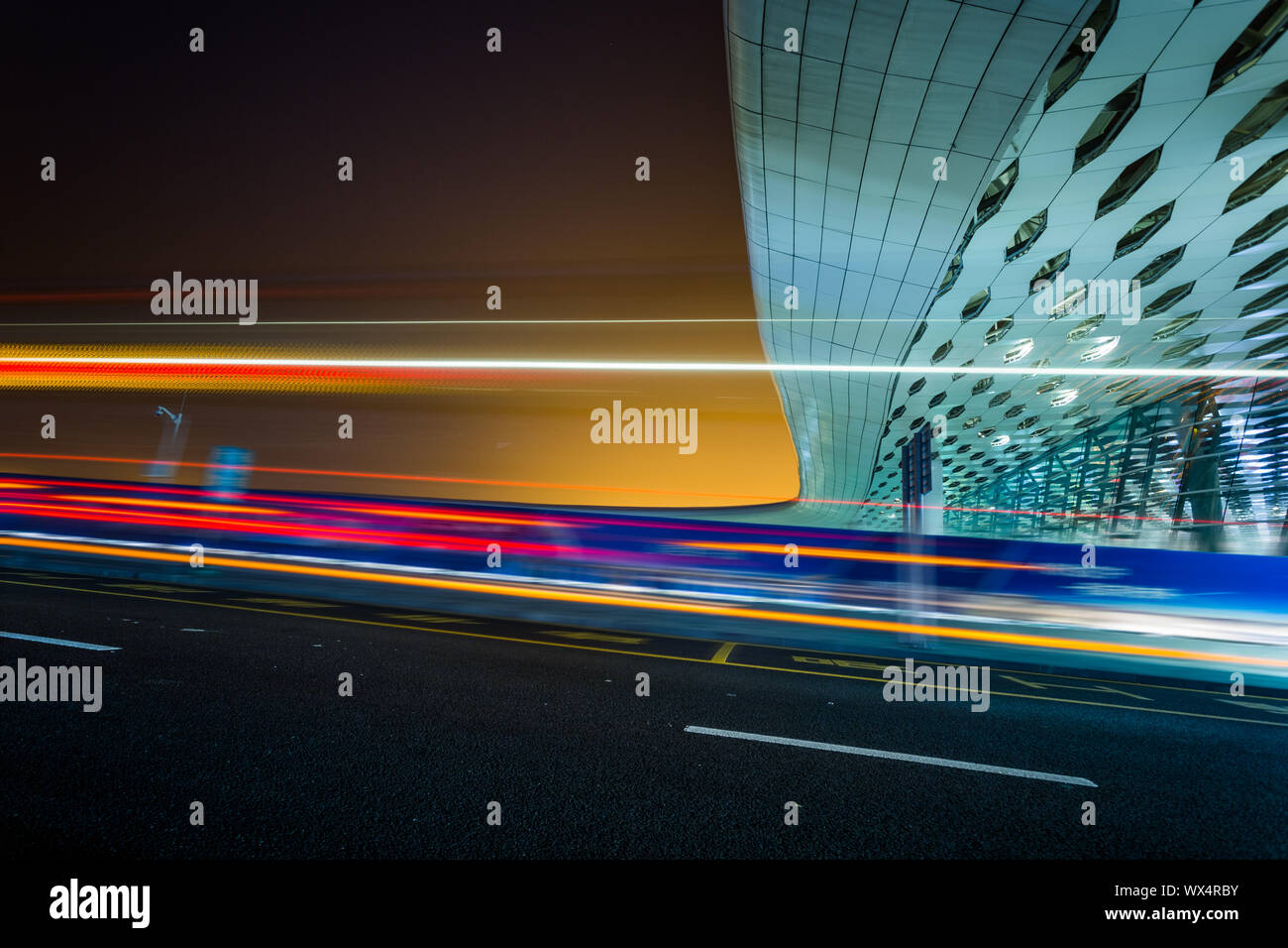 Il movimento del traffico aeroportuale di notte Foto Stock