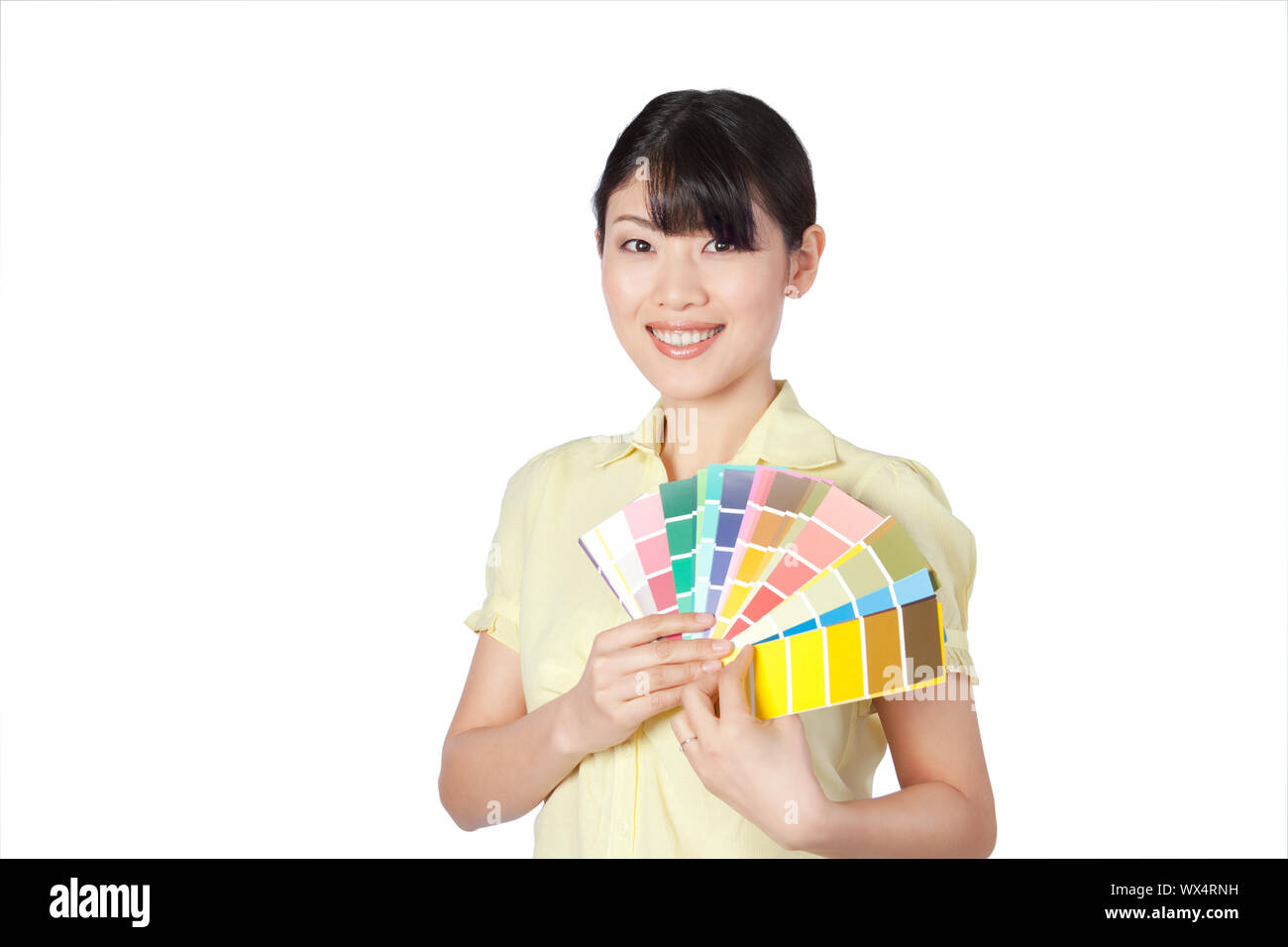 Felice giovane donna che mostra il grafico a colori isolati su sfondo bianco. Foto Stock