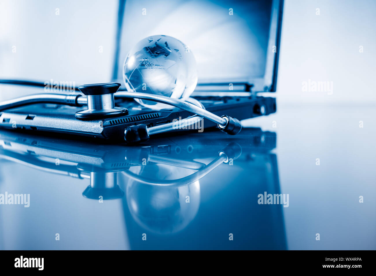 Globo di vetro e uno stetoscopio Foto Stock