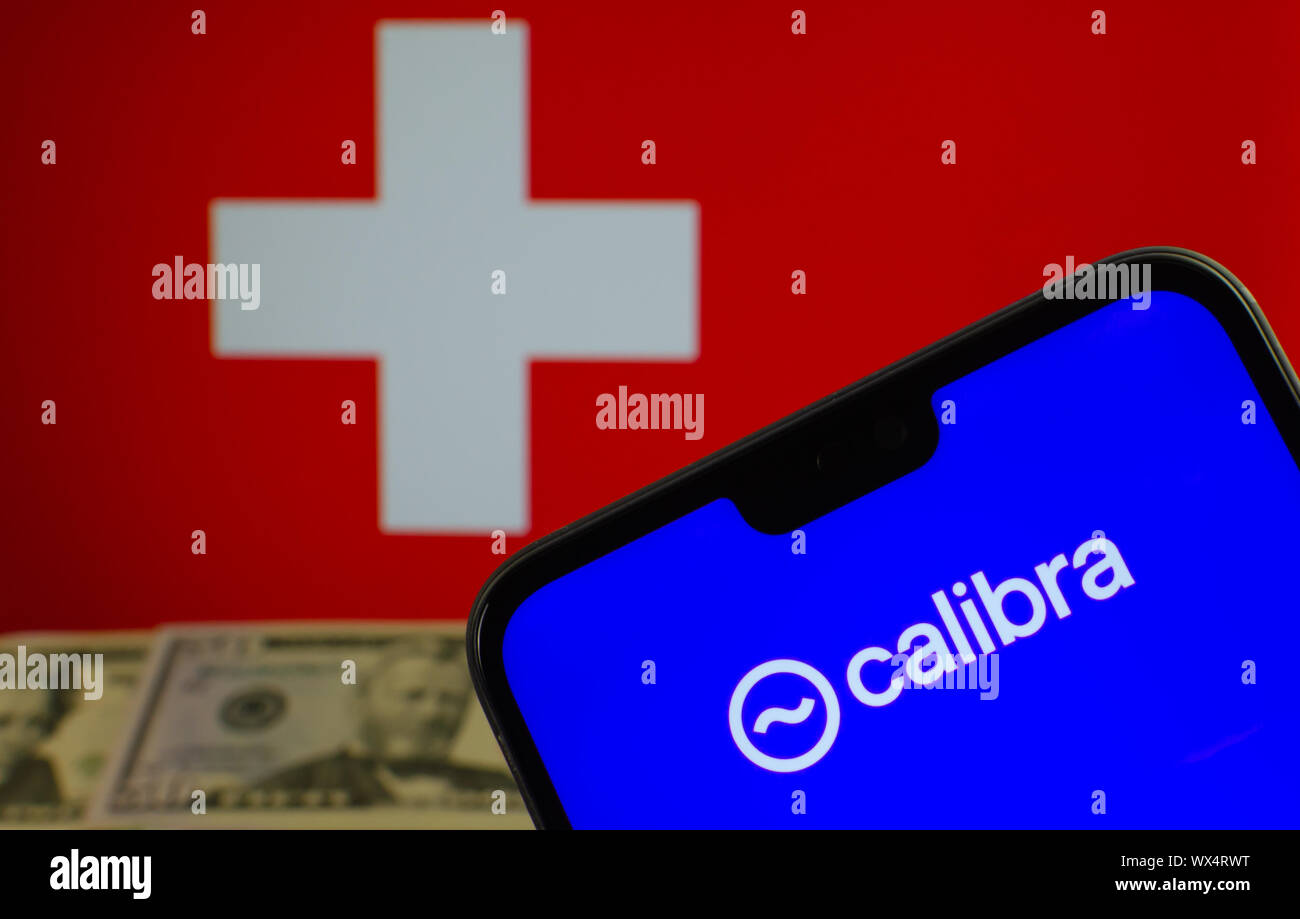 Facebook Calibra logo wallet sullo smartphone con note del dollaro e la bandiera della Svizzera a sfondo sfocato. Concetto foto. Foto Stock