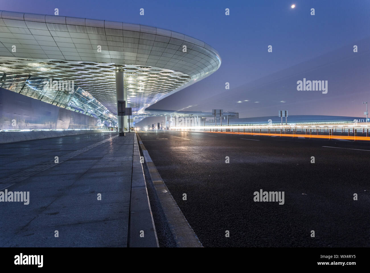 Il movimento del traffico aeroportuale di notte Foto Stock