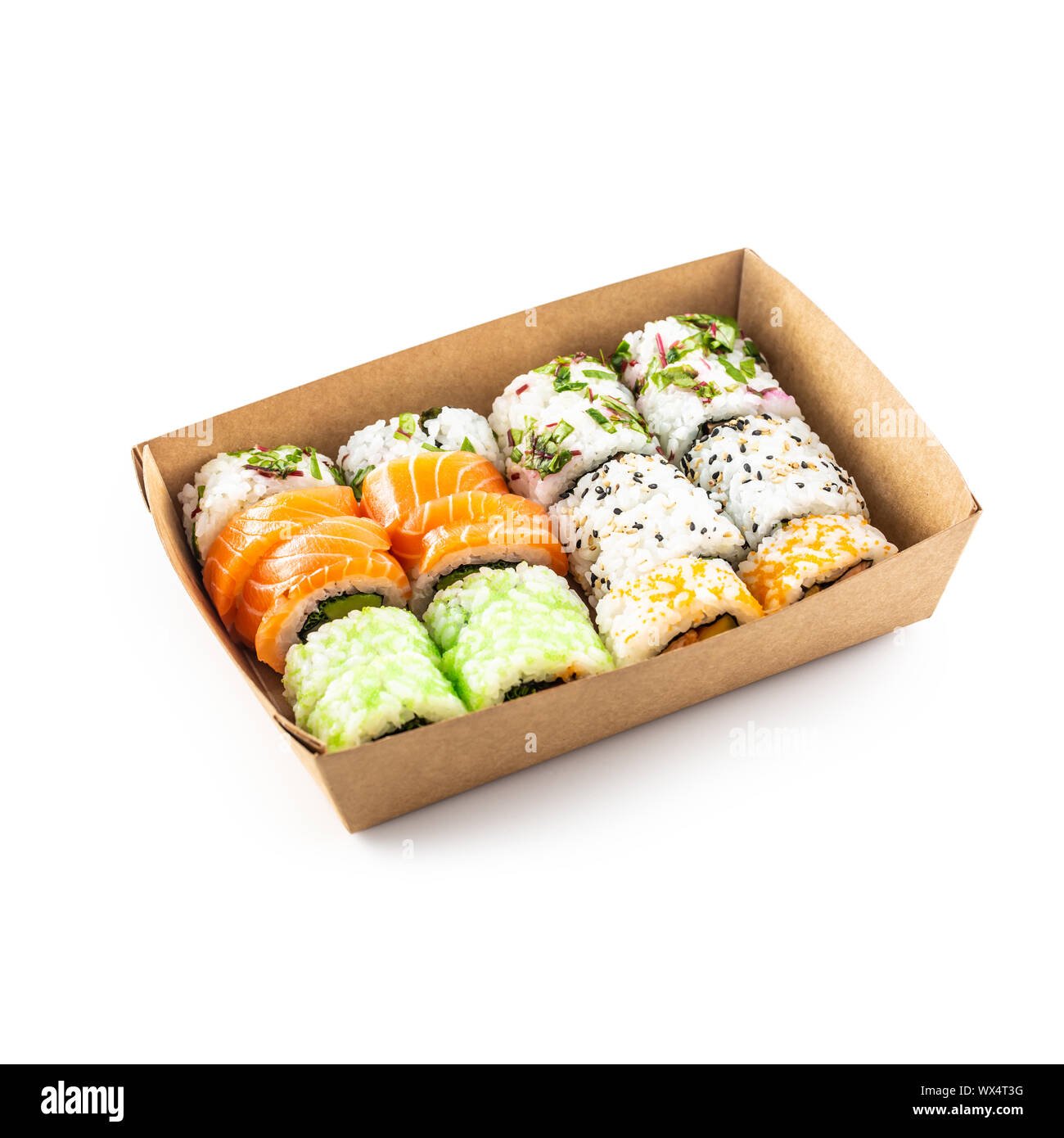 Sushi in una scatola di carta riciclata isolati su sfondo bianco. concetto di organico imballaggi alimentari Foto Stock