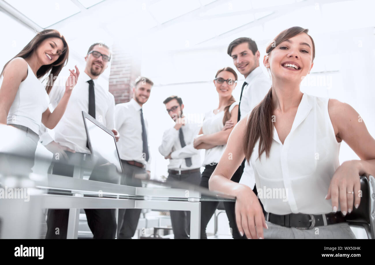 Dipendente di giovani sullo sfondo di un professionista del team aziendale Foto Stock