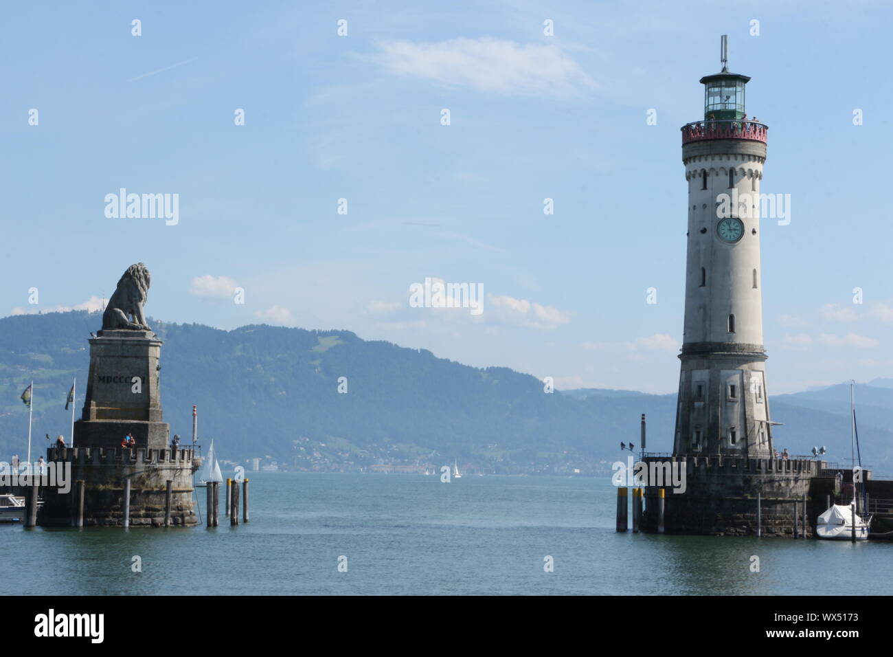 Blick auf den historischen Hafen von Lindau am Bodensee Foto Stock