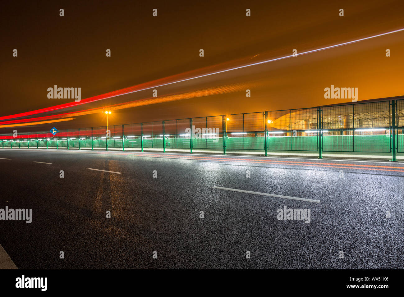 Il movimento del traffico aeroportuale di notte Foto Stock