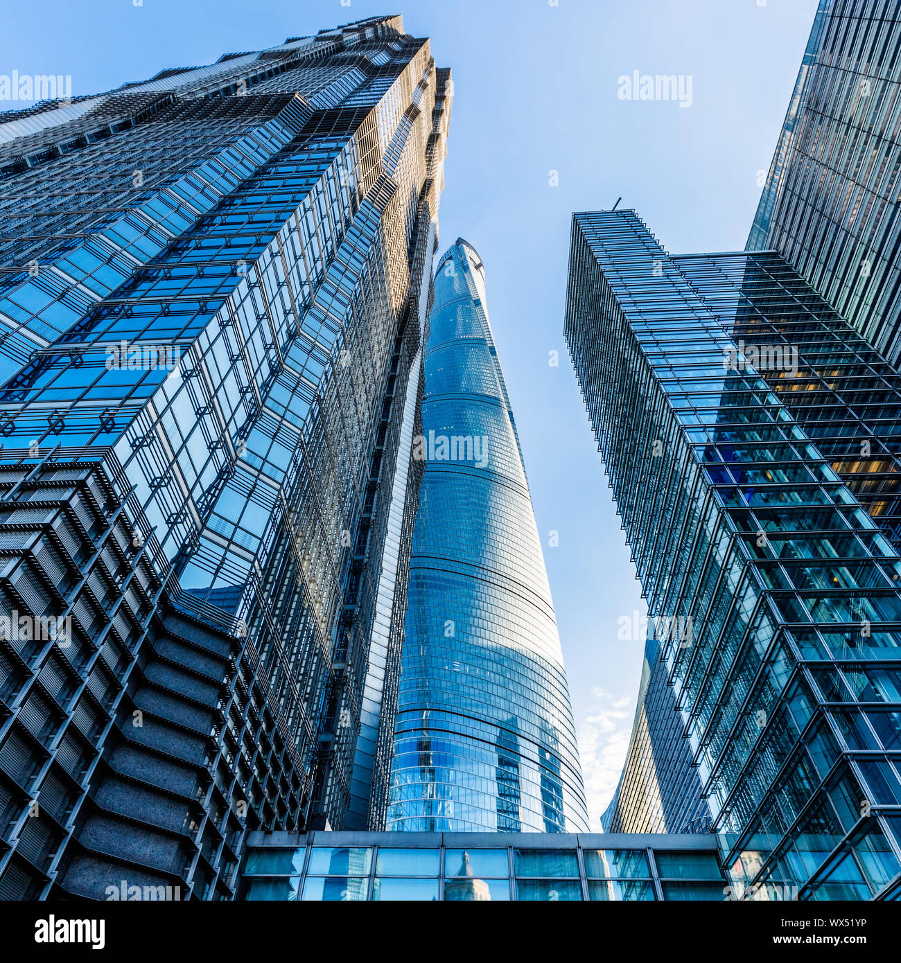 Nei toni del blu edificio per uffici Foto Stock