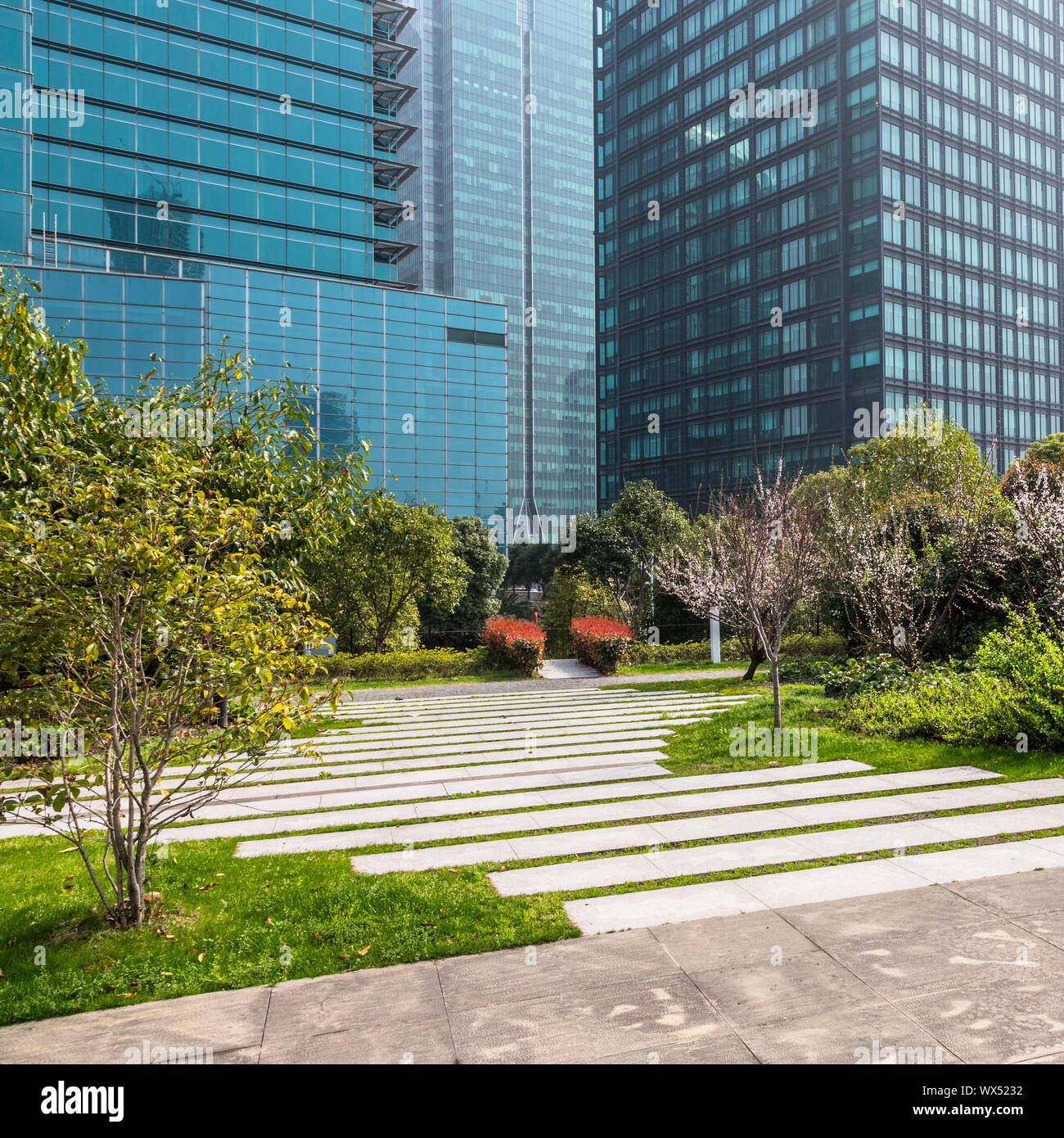 Nei toni del blu edificio per uffici Foto Stock