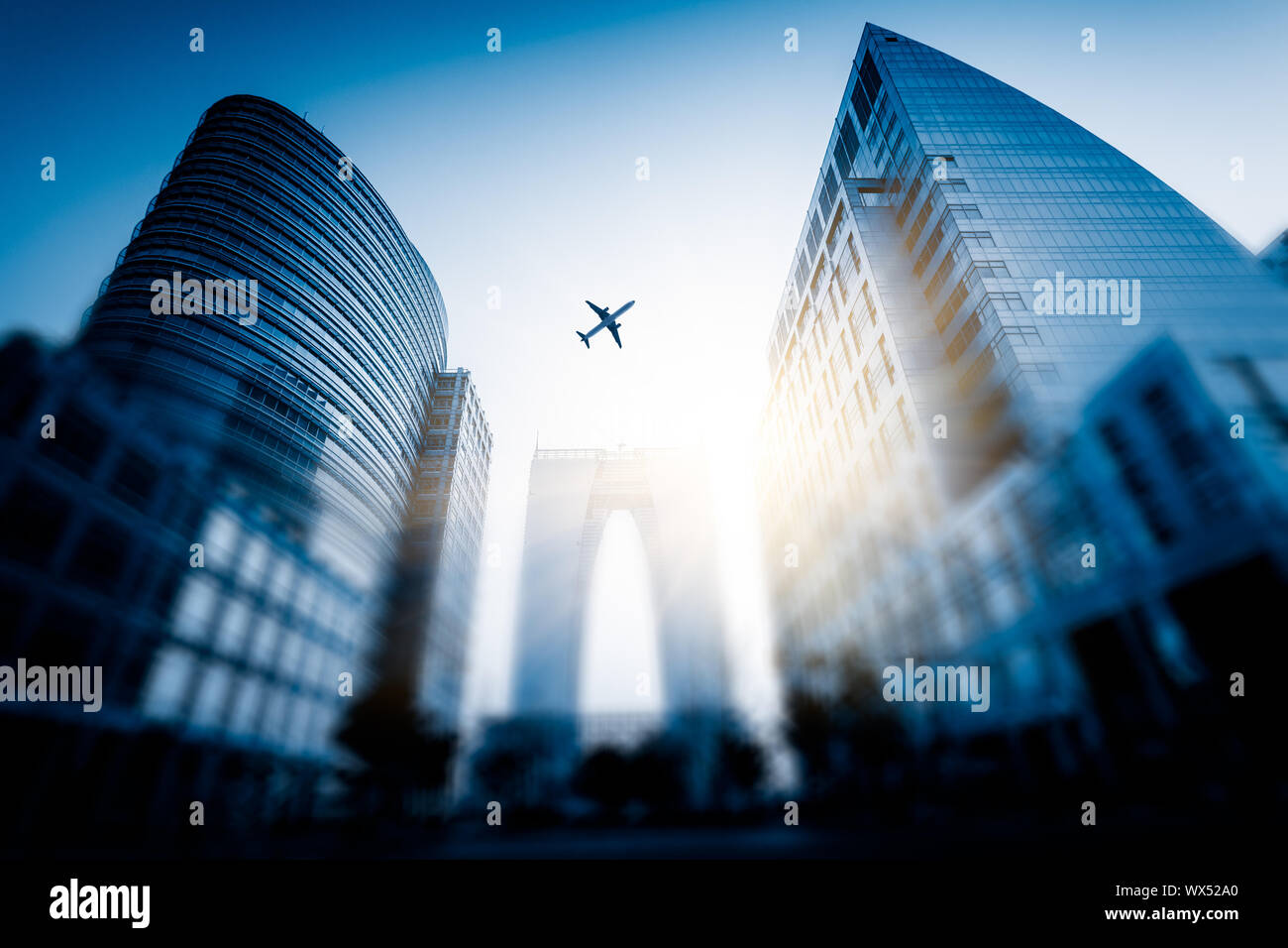 Nei toni del blu edificio per uffici Foto Stock