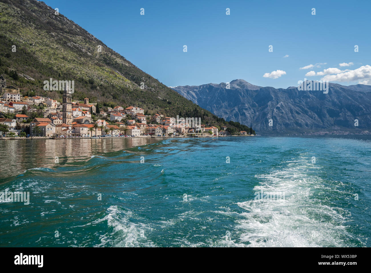 Città Perast visto dalla barca a vela nella Baia di Kotor Foto Stock