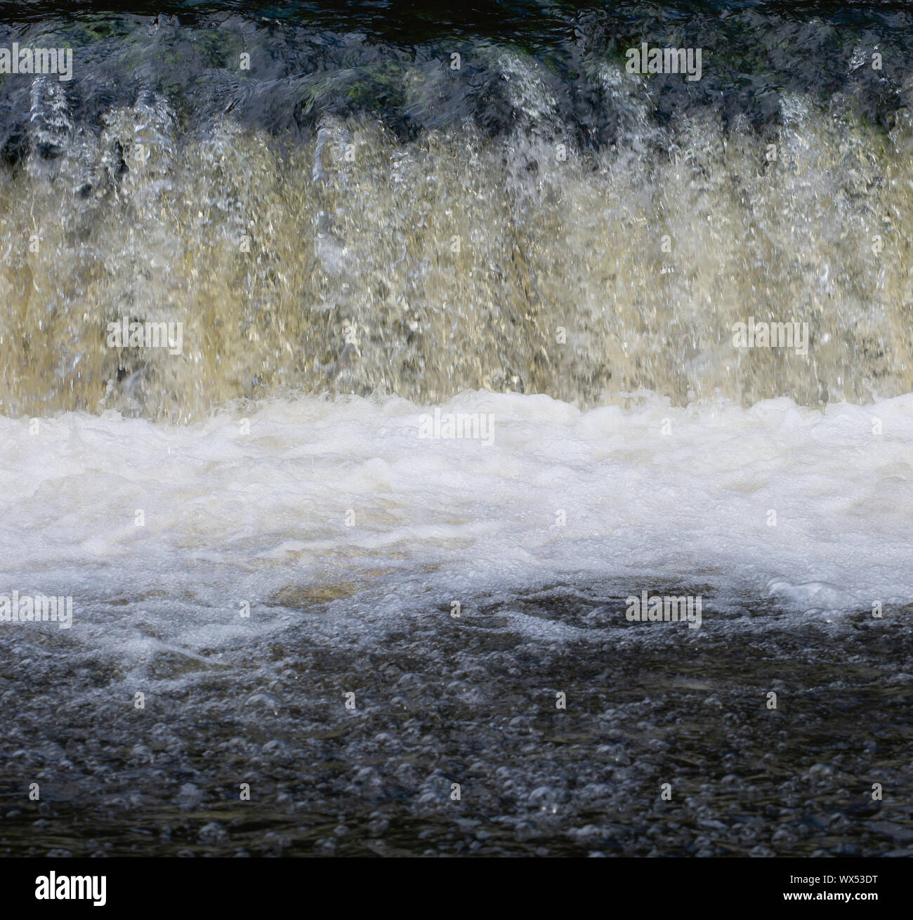 Esposizione multipla con velocità degli otturatori veloci e lente di una cascata corta Foto Stock