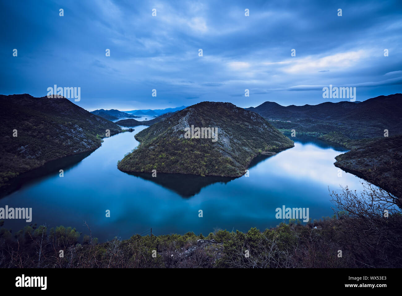 La curvatura del Rijeka Crnojevica River Foto Stock