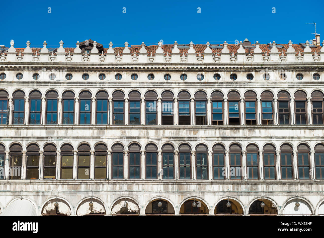 Le arcate della facciata a piazza San Marco a Venezia Foto Stock