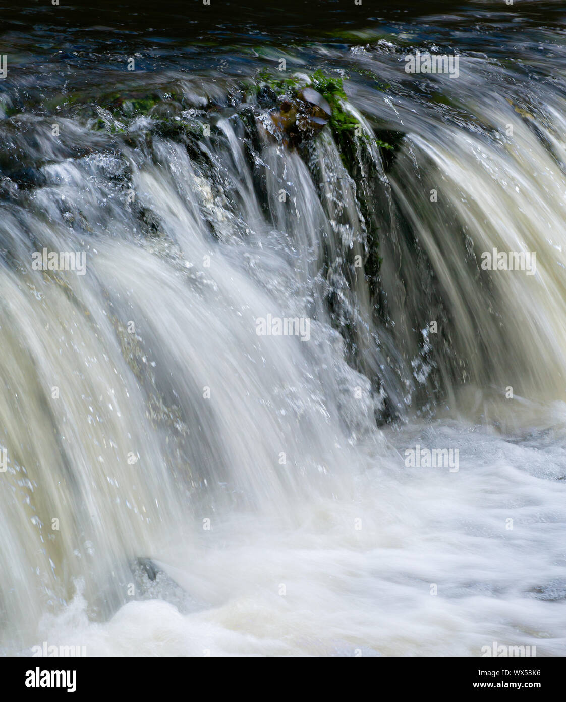 Esposizione multipla di una cascata corta. Weir sul fiume Plym. Foto Stock