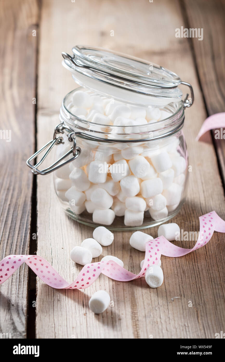 Vaso di vetro con marshmallow Foto Stock