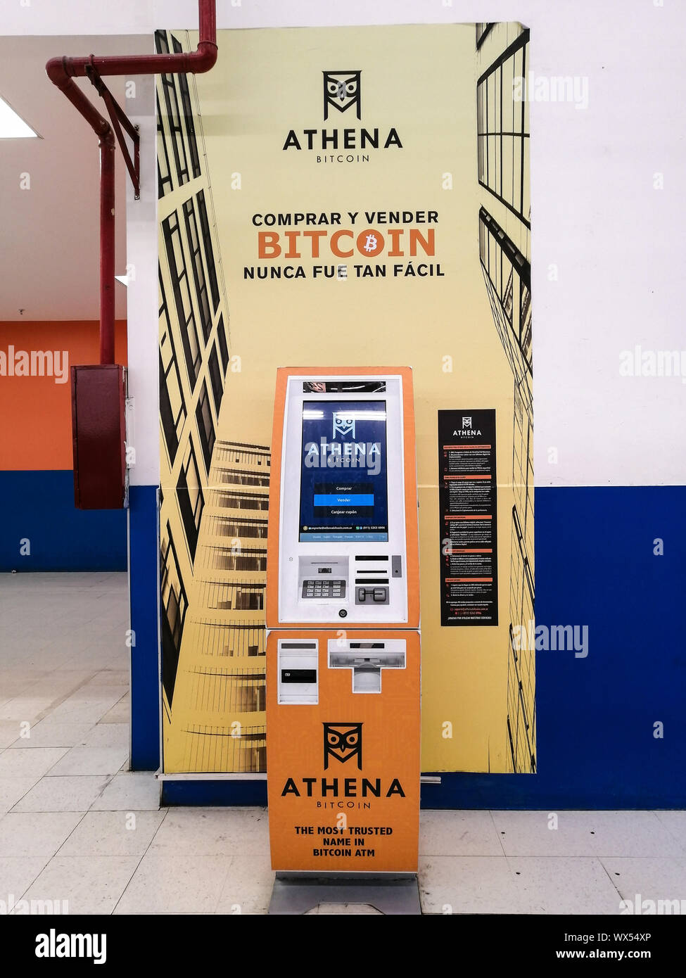 Buenos Aires - Argentina, 6 Luglio 2019: Athena Bitcoin ATM nel supermercato Wallmart in Villa Urquiza. Cryptocurrency bancomat Foto Stock