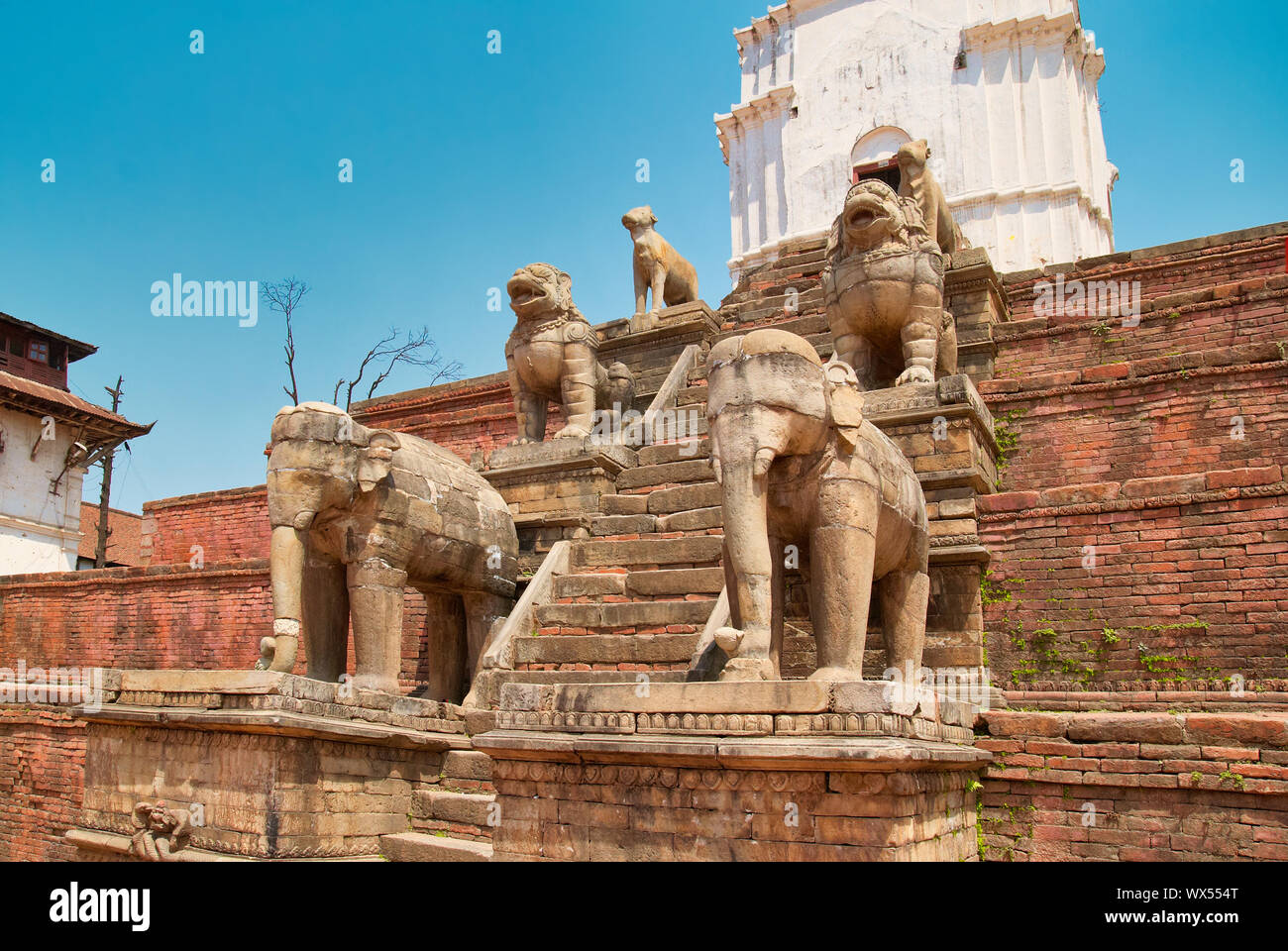 Le statue antiche nella vecchia città di Bhaktapur Foto Stock