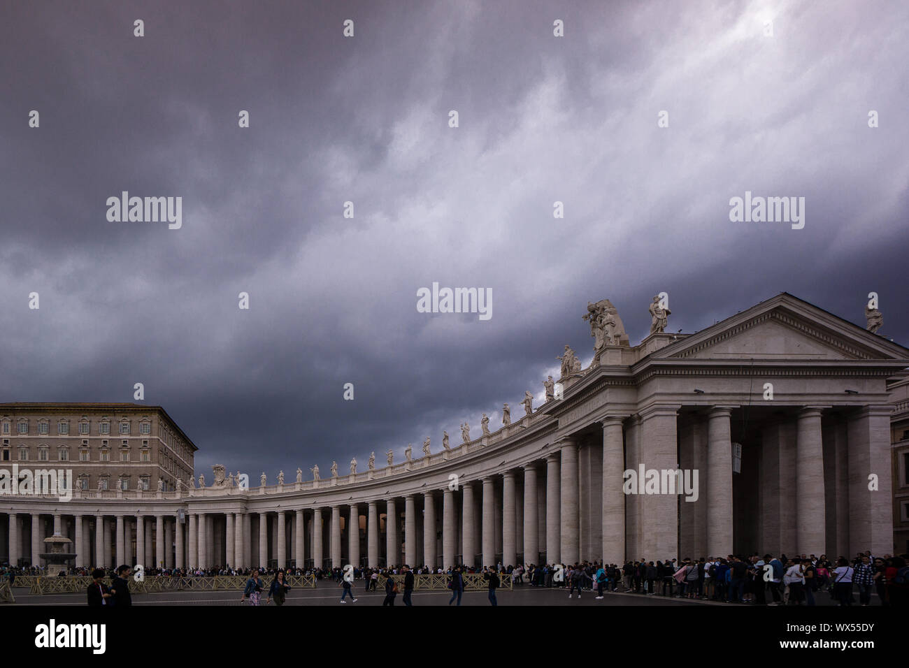 Piazza San Pietro cielo molto nuvoloso Foto Stock