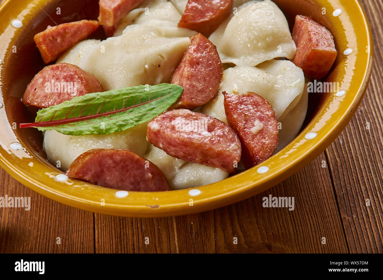 Crockpot Pierogi casseruola con Kielbasa Foto Stock