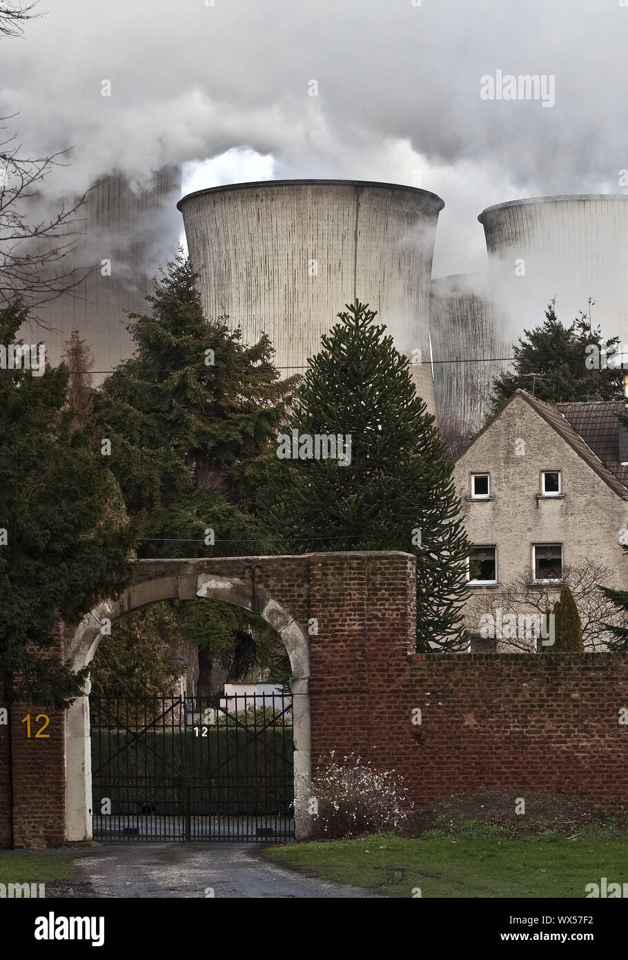 Casa residenziale nella parte anteriore del carbone fossile bruno power station Niederaussem, Bergheim, Germania, Europa Foto Stock