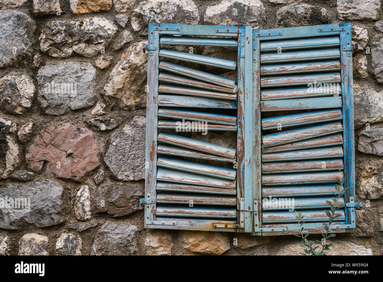 Danneggiato blue persiane in legno Foto Stock
