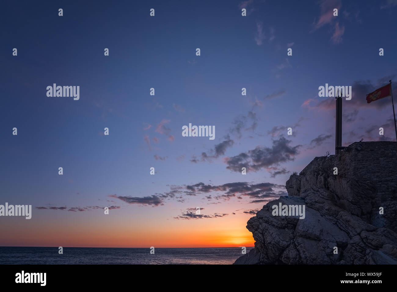 Obelisco e bandiera sulle scogliere al crepuscolo Foto Stock