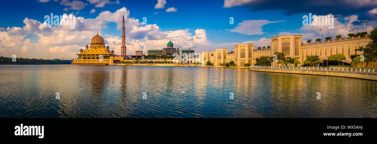 Putrajaya skyline. Vista incredibile di Putra moschea. Panorama Foto Stock
