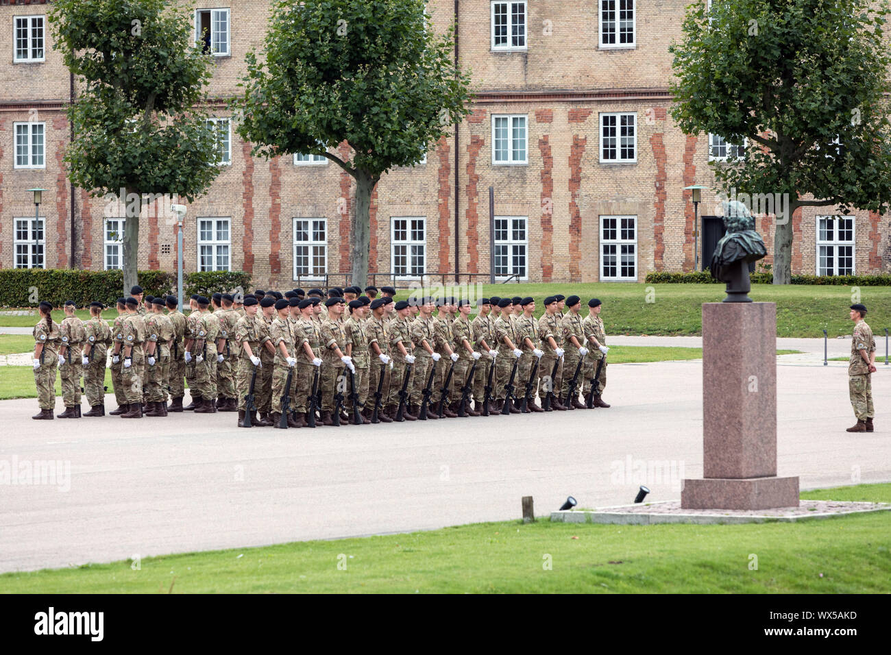I soldati a parade presso il Rosenborg caserma, home al danese Royal Life Guard a Copenhagen Foto Stock