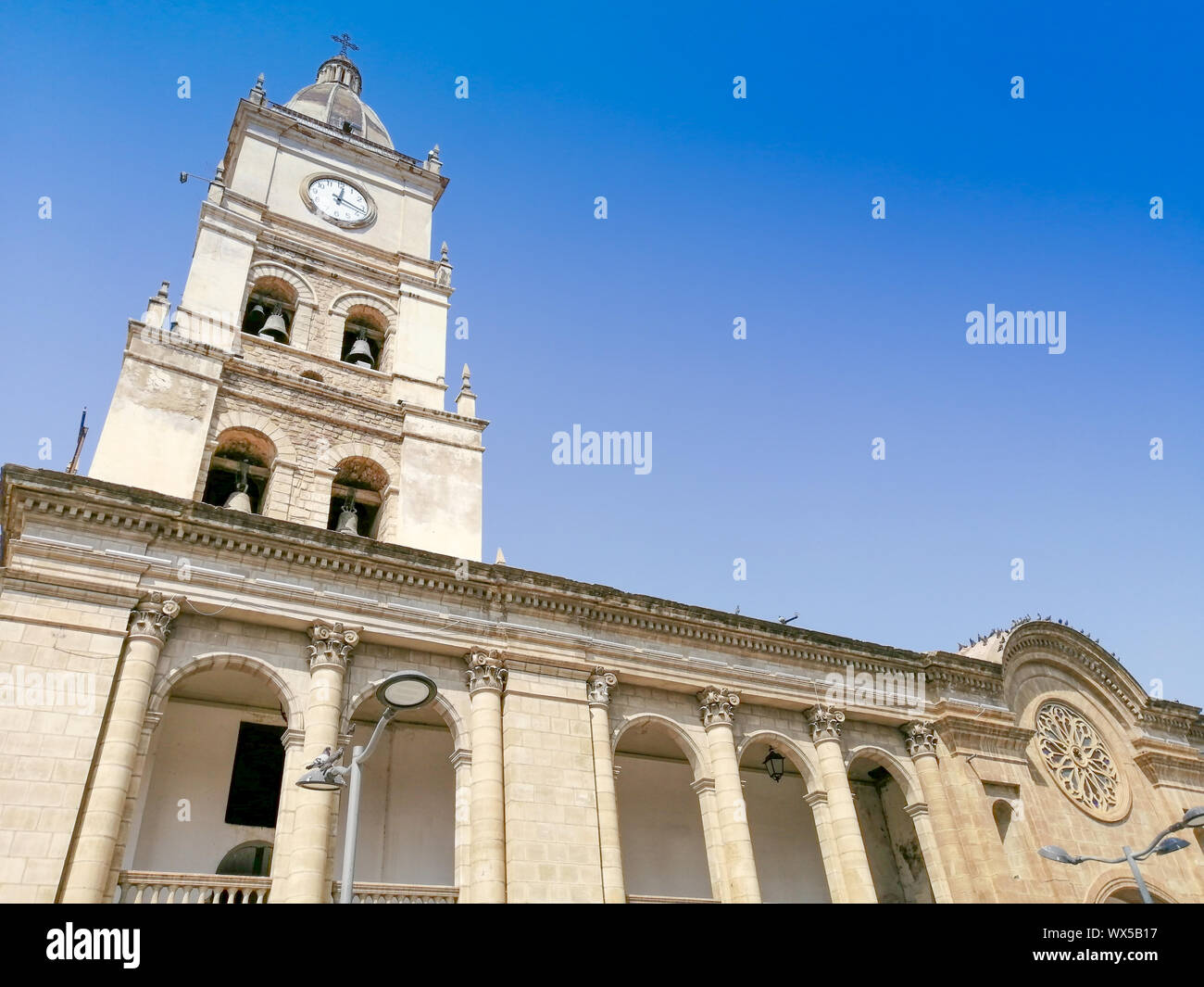 Il campanile della Cattedrale Metropolitana di Cochabamba dal 14 di settembre Square, Bolivia Foto Stock