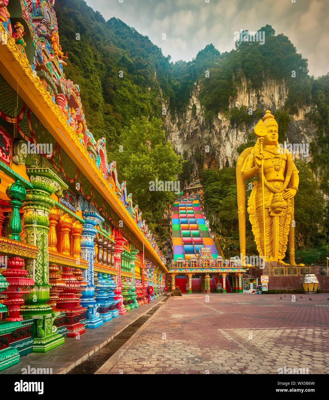 Scale colorate di Grotte Batu. Malaysia Foto Stock