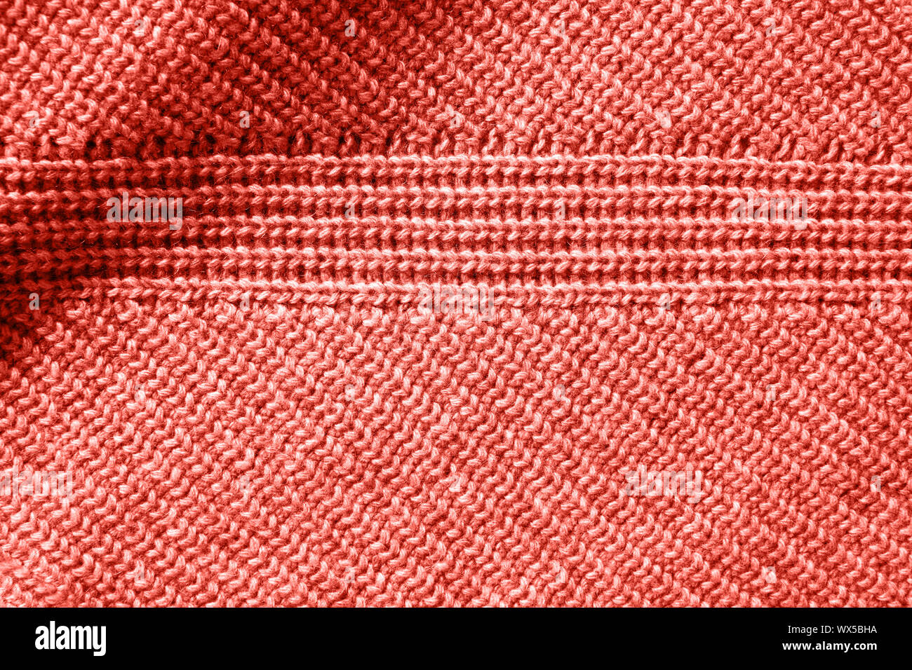 Macro Closeup texture di cotone lavorato a maglia tessuto waffle in un colore dell'anno 2019 coralli viventi Pantone. Foto Stock