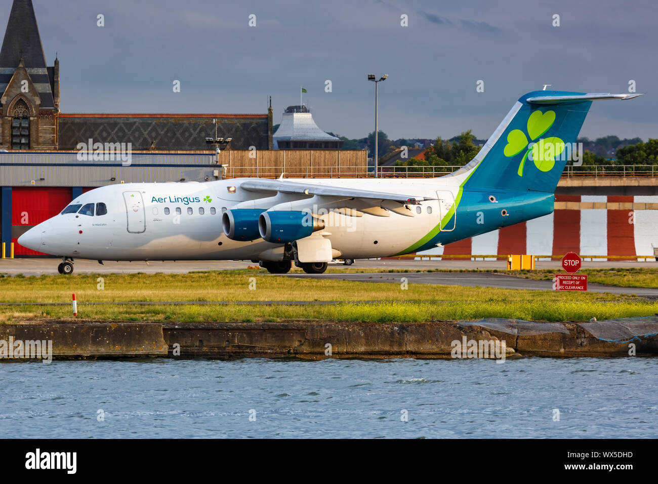 London, Regno Unito - 7 Luglio 2019: Aer Lingus BAE Systems 146 Avro RJ85 aeroplano a London City Airport (LCY) nel Regno Unito. Foto Stock