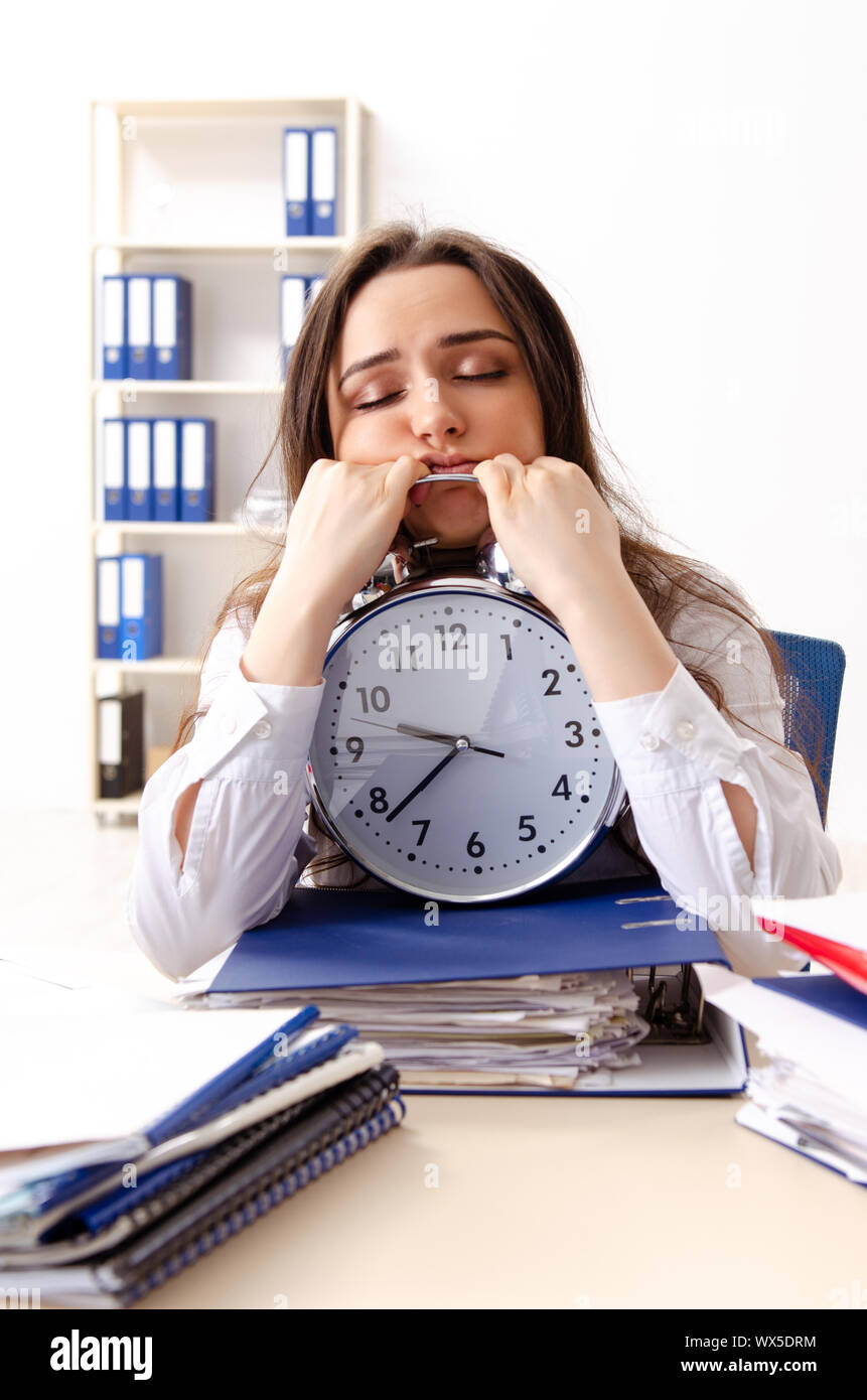 Giovani femmine dipendente scontento di un eccessivo lavoro Foto Stock