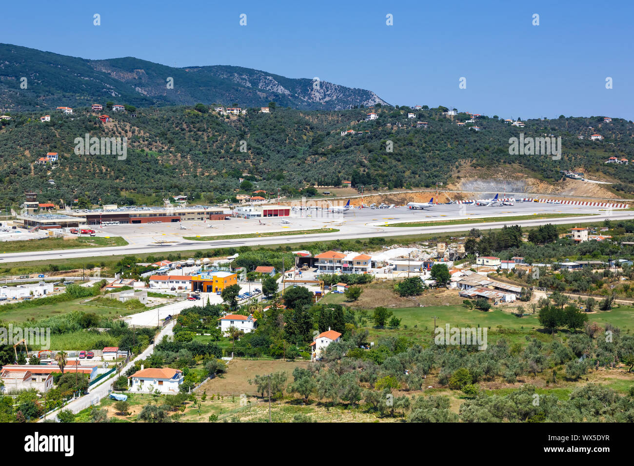 Skiathos, Grecia - 27 Luglio 2019: Panoramica Skiathos aeroporto (JSI) in Grecia. Foto Stock