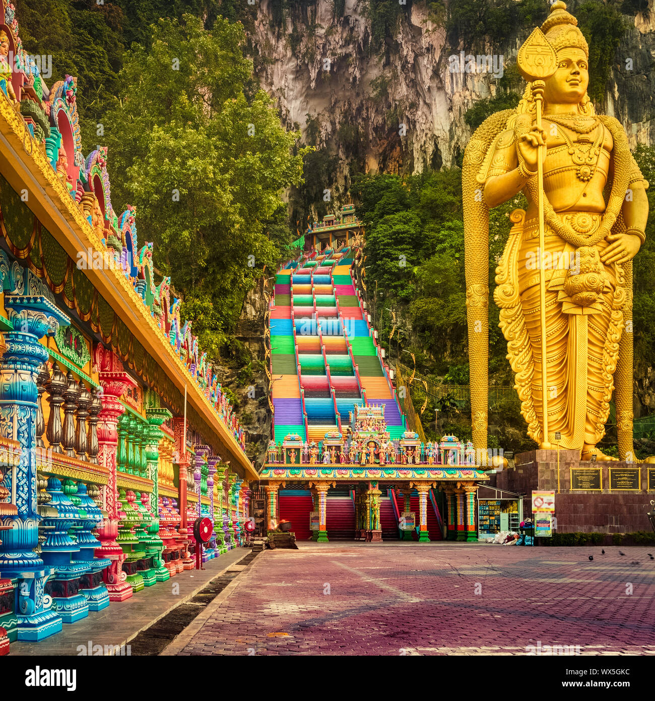 Scale colorate di Grotte Batu. Malaysia Foto Stock