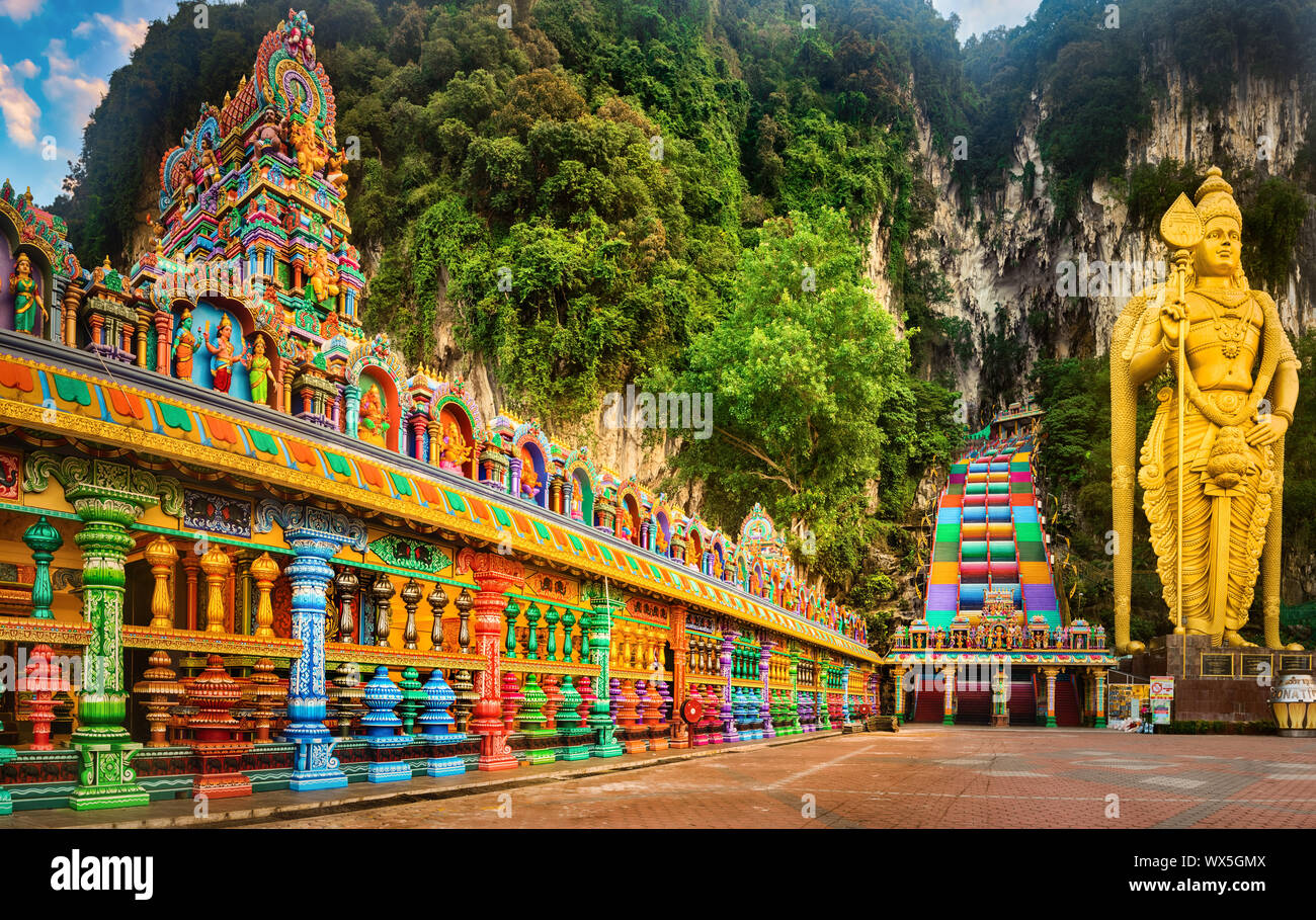 Scale colorate di Grotte Batu, Malaysia. Panorama Foto Stock