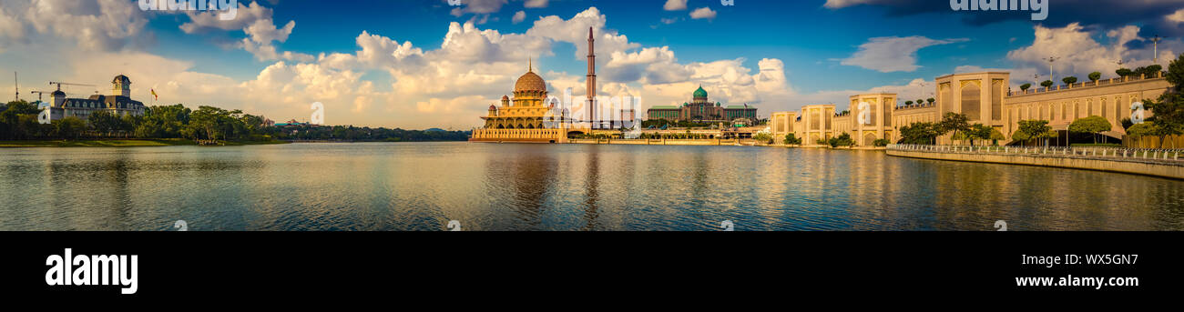 Putrajaya skyline. Vista incredibile di Putra moschea. Panorama Foto Stock