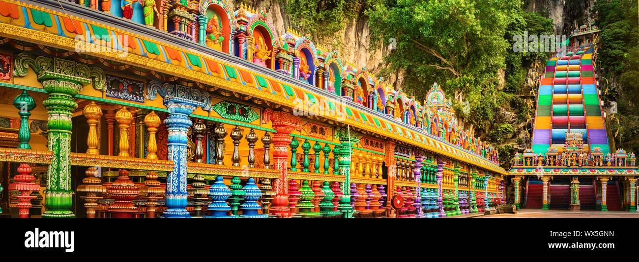 Scale colorate di Grotte Batu, Malaysia. Panorama Foto Stock